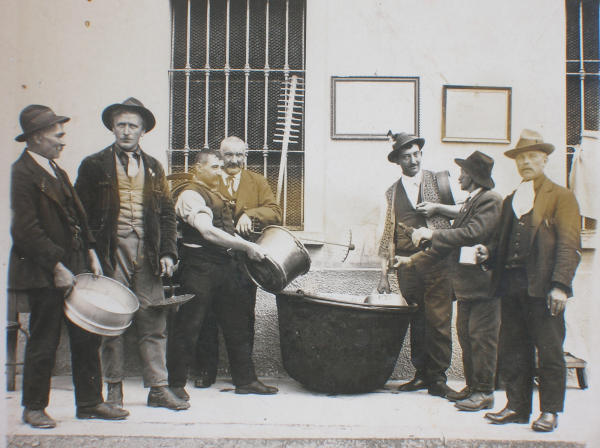 Gruppo di uomini con attrezzi per la lavorazione del latte